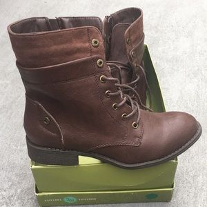 NWOT "WILD DIVA" brown boots, size 6
